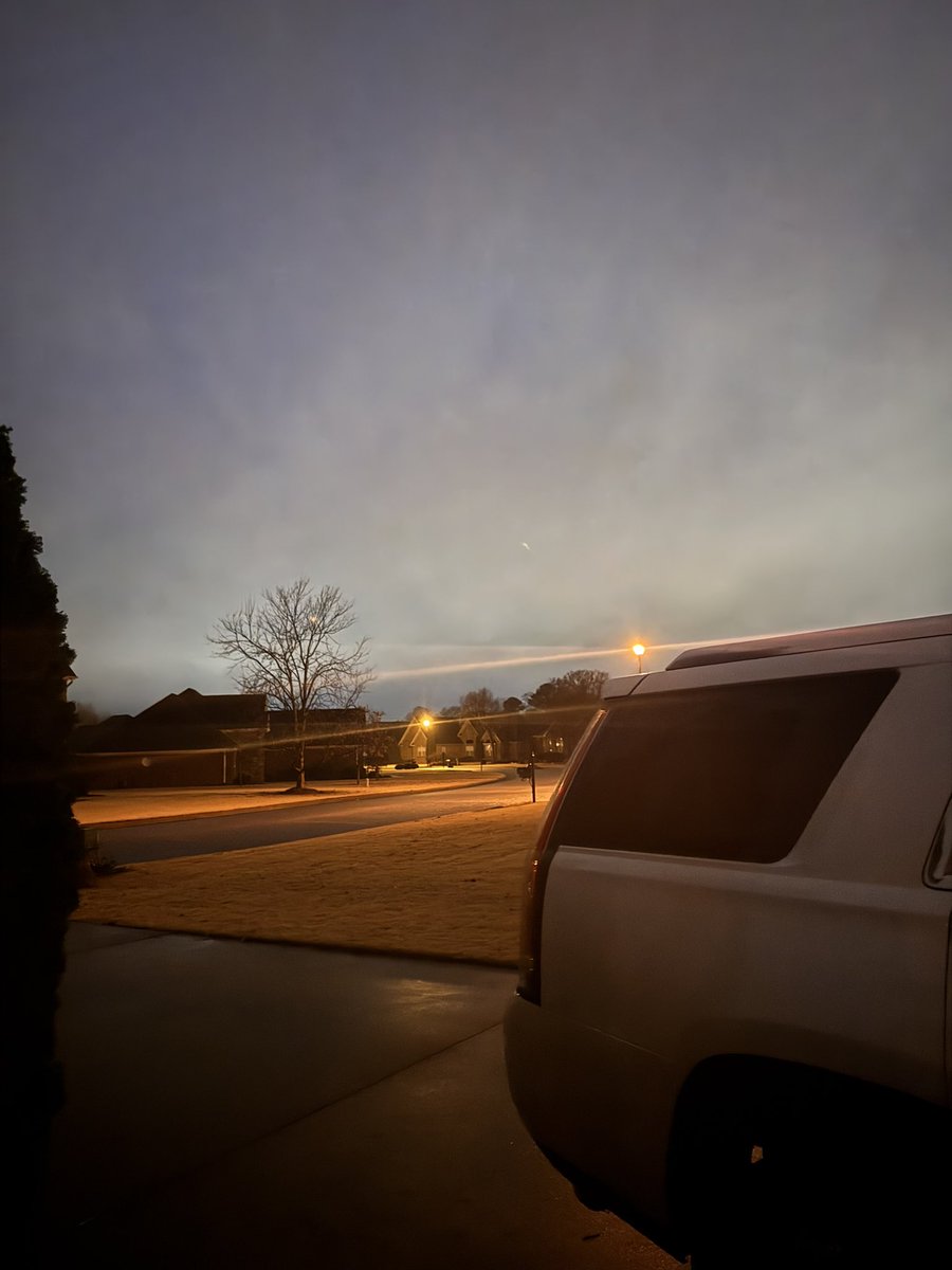 r3dwhiteblonde's tweet photo. Just got home & the sky is so weird tonight. Itโs humid, rainy & stormy. Hope we ainโt getting no naders ๐ช๏ธ
We are definitely not unfamiliar to tornadoes in December #cloudpic #alabamasky https://t.co/luboupKHBf