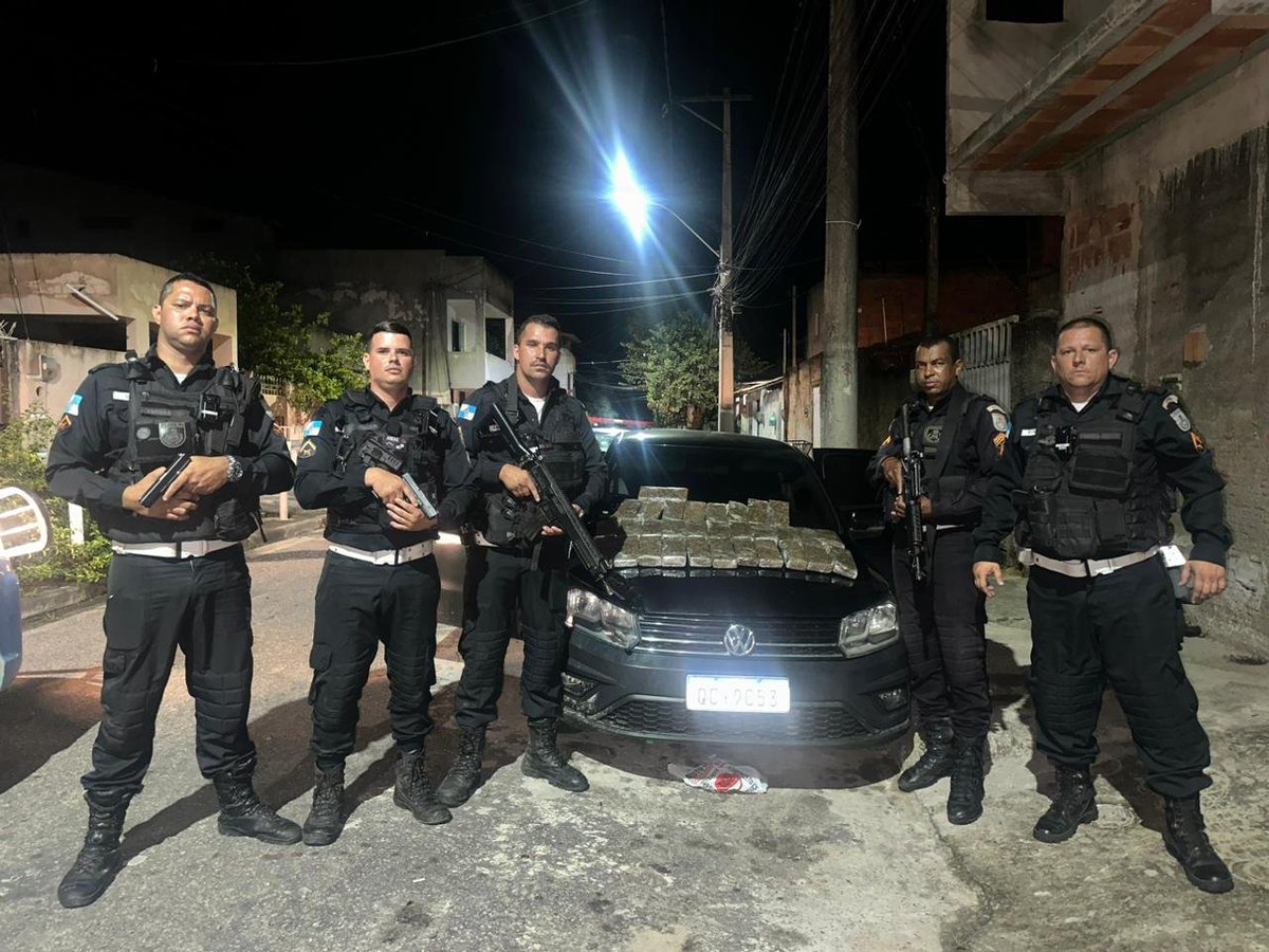 NotciasRio1's tweet photo. Policiais militares do #CTRv apreenderam 31 tabletes de maconha no interior de um veículo durante uma abordagem na RJ-158, na altura do bairro Pecuária, em Campos dos Goytacazes. O caso foi encaminhado à 134ª DP. https://t.co/1BiqNRWf4u