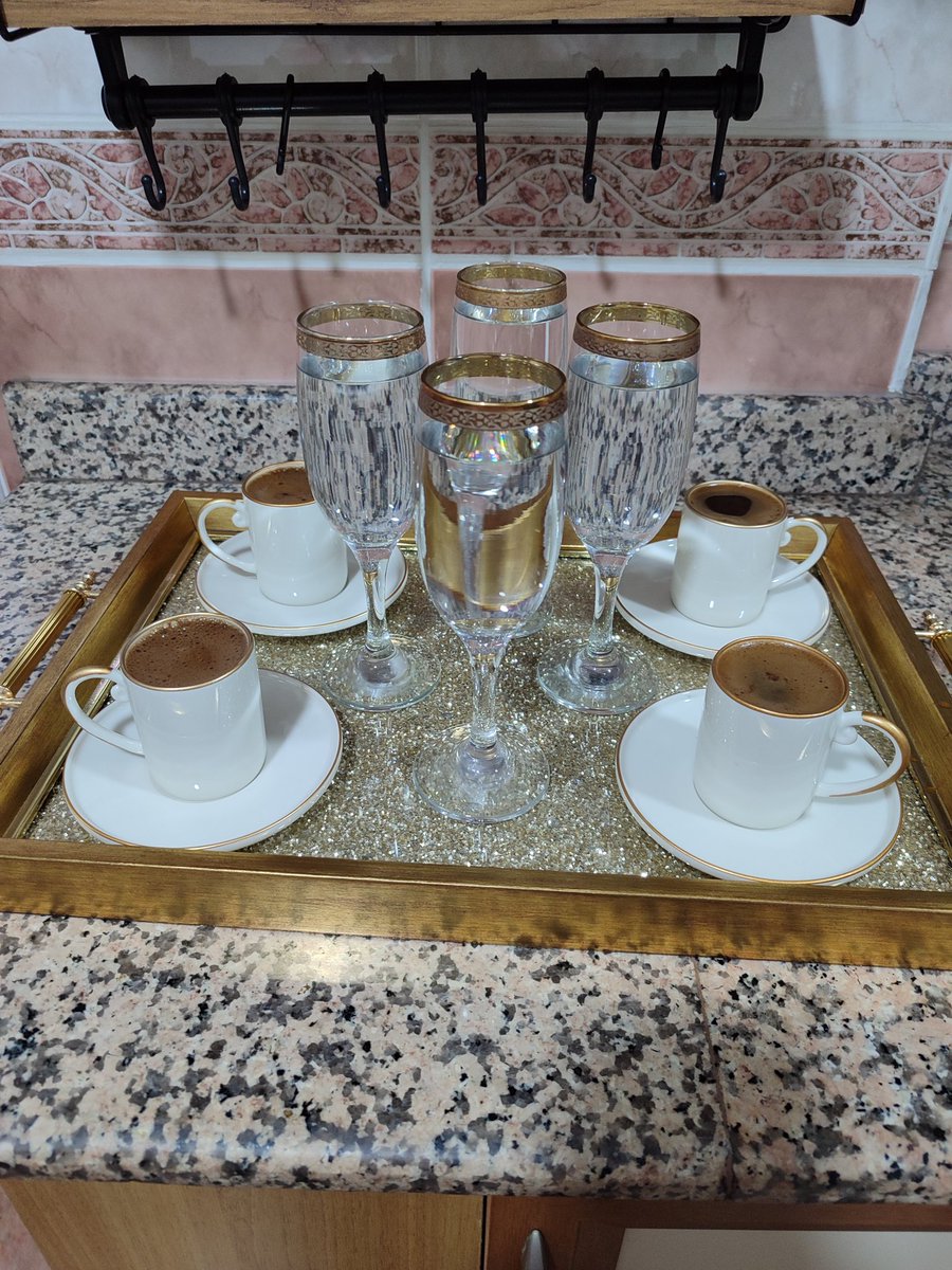 senay3410senay's tweet photo. _
_
Canı sağlam yanmış kadın
Umursamazlığı diye muazzam bir şey var
Onlar kahvelerini günün bu saatinde içmeye başlar...❗
_
_
#FreePalestne 🇹🇷🇵🇸
#StopGazaGenocide
#BoykotuUnutma https://t.co/rYlRWcP5rt