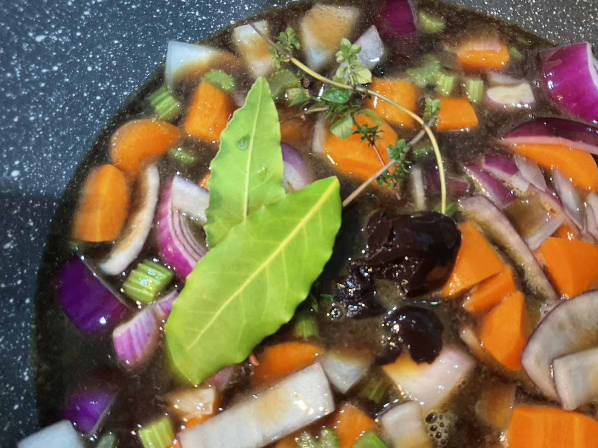 OverAtSusies's tweet photo. 1. Oxtail soup. Brown oxtails in a little oil. Place in slow cooker, sprinkle with flour. Sauté carrots, onion and celery in the same pan. I had 300ml of frozen homemade beef stock. Add that with bay leaf, thyme and peppercorns, red wine stock pot. Bring to the boil https://t.co/R9sgcUMwiU
