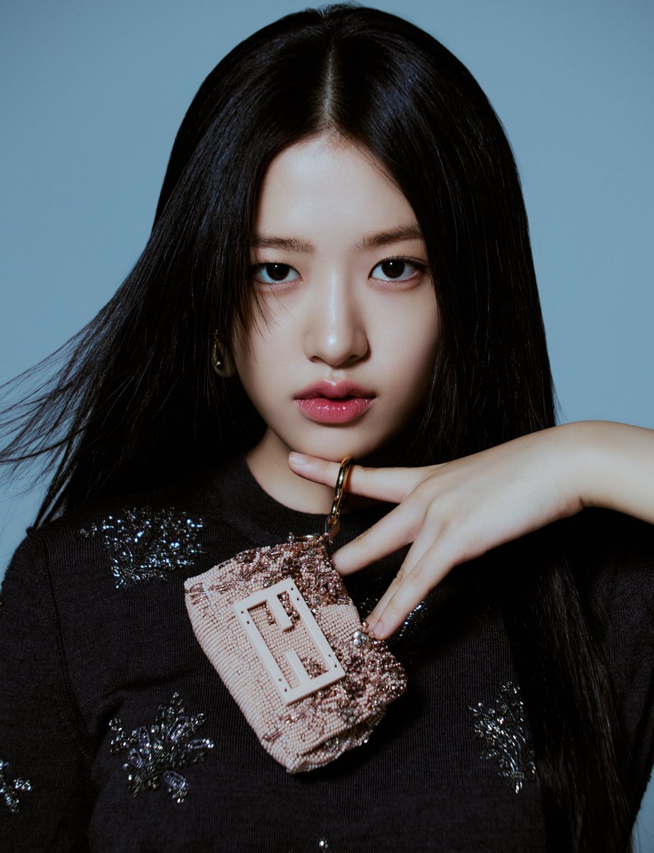 DazedKorea's tweet photo. Pick Perfect Peekaboo! #협찬

#anyujin
#fendi

안유진의 손에 피카부 소프트가 착 붙은 날에. 펜디와 안유진이 보여준, 꼭 알맞은 형태의 케미스트리. 

#Fendi #FendiPeekaboo #FendiSS25 

Discover more in <DAZED> KOREA JANUARY 2025 issue. https://t.co/cgWapvMlyu