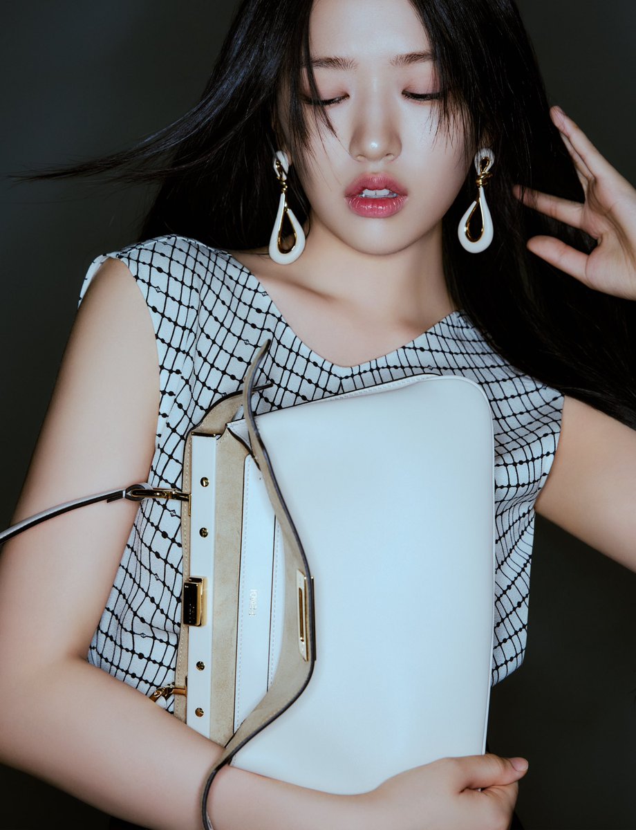 DazedKorea's tweet photo. Pick Perfect Peekaboo! #협찬

#anyujin
#fendi

안유진의 손에 피카부 소프트가 착 붙은 날에. 펜디와 안유진이 보여준, 꼭 알맞은 형태의 케미스트리. 

#Fendi #FendiPeekaboo #FendiSS25 

Discover more in <DAZED> KOREA JANUARY 2025 issue. https://t.co/cgWapvMlyu