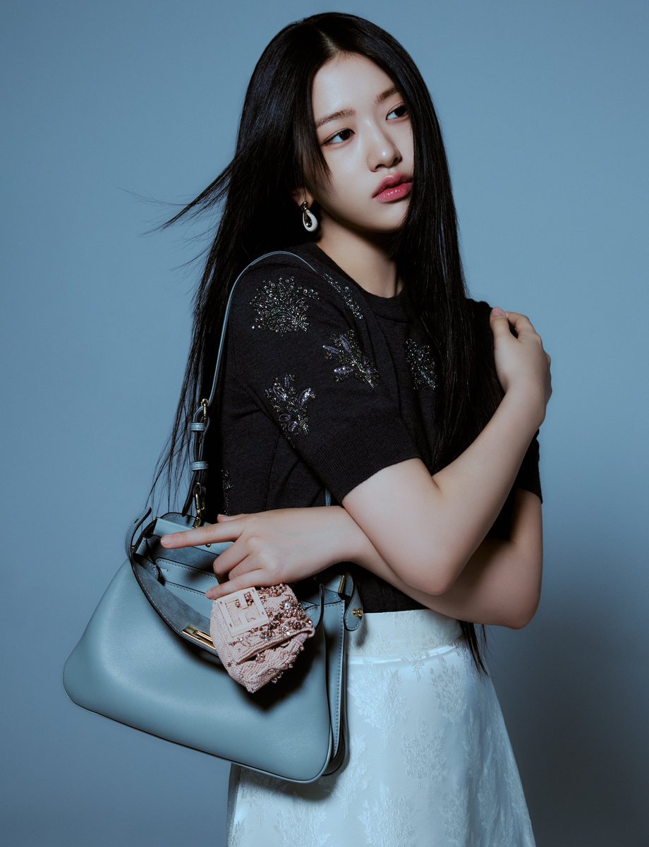 DazedKorea's tweet photo. Pick Perfect Peekaboo! #협찬

#anyujin
#fendi

안유진의 손에 피카부 소프트가 착 붙은 날에. 펜디와 안유진이 보여준, 꼭 알맞은 형태의 케미스트리. 

#Fendi #FendiPeekaboo #FendiSS25 

Discover more in <DAZED> KOREA JANUARY 2025 issue. https://t.co/cgWapvMlyu