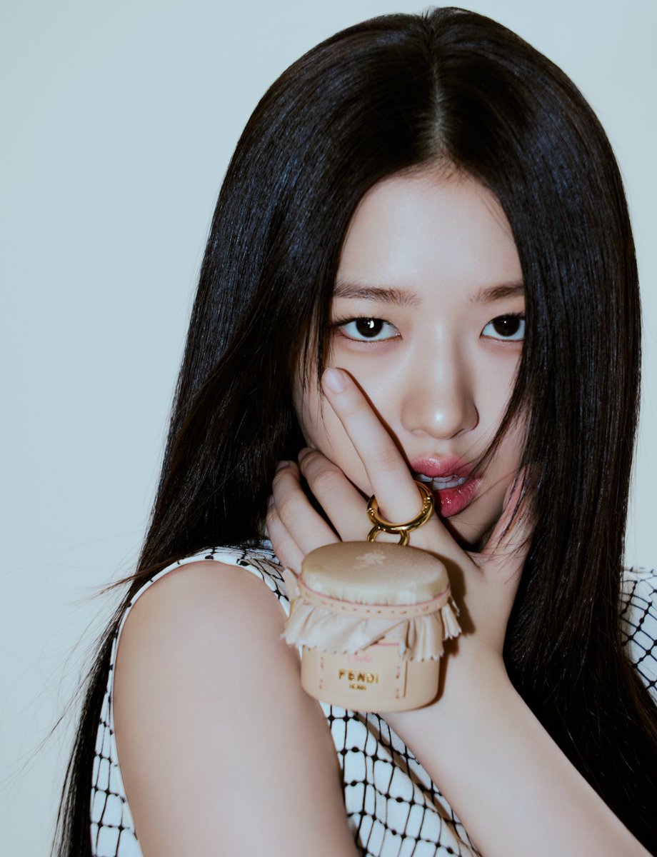 Pick Perfect Peekaboo! #협찬

#anyujin
#fendi

안유진의 손에 피카부 소프트가 착 붙은 날에. 펜디와 안유진이 보여준, 꼭 알맞은 형태의 케미스트리. 

#Fendi #FendiPeekaboo #FendiSS25 

Discover more in <DAZED> KOREA JANUARY 2025 issue.