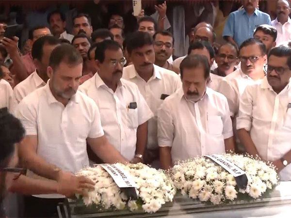 ani_digital's tweet photo. Kerala: Rahul Gandhi pays last respects to PP Madhavan, longtime personal aide of Sonia Gandhi
Read @ANI Story | https://t.co/PjurWSMtlK
#RahulGandhi #PPMadhavan https://t.co/6aytZaFQIL