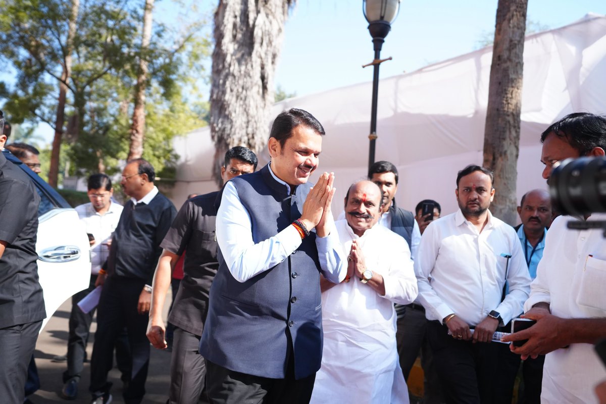 CMOMaharashtra's tweet photo. 🕚 10.55am | 17-12-2024📍Vidhan Bhavan, Nagpur | स. १०.५५ वा. | १७-१२-२०२४📍विधान भवन, नागपूर.

Day 2: Winter Session 2024: CM Devendra Fadnavis arrives at Vidhan Bhavan
दिवस २ रा : हिवाळी अधिवेशन २०२४ : मुख्यमंत्री देवेंद्र फडणवीस यांच��� विधान भवन येथे आगमन 

@Dev_Fadnavis 
#Maharashtra #DevendraFadnavis #Nagpur #WinterAssemblySession2024