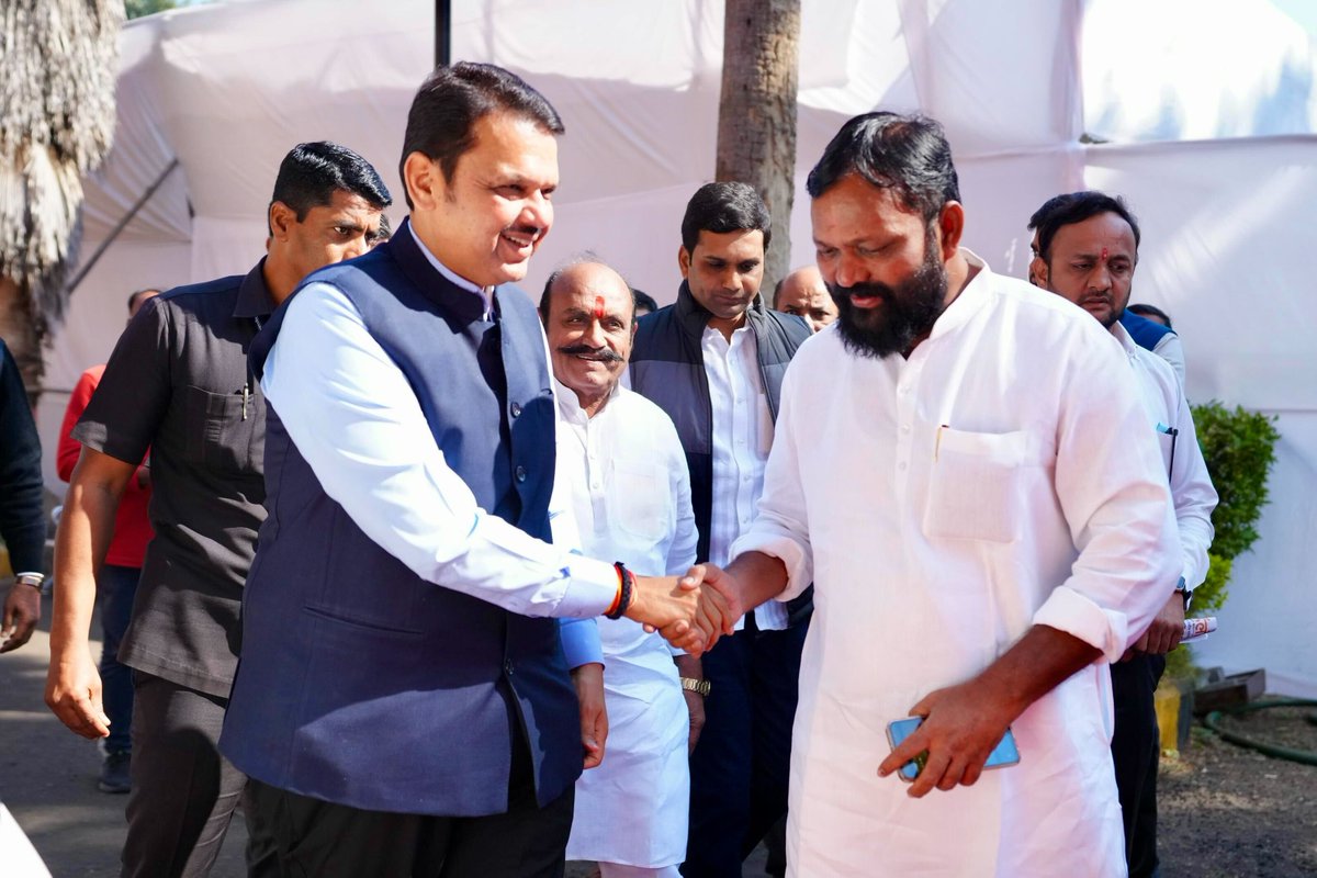 CMOMaharashtra's tweet photo. 🕚 10.55am | 17-12-2024📍Vidhan Bhavan, Nagpur | स. १०.५५ वा. | १७-१२-२०२४📍विधान भवन, नागपूर.

Day 2: Winter Session 2024: CM Devendra Fadnavis arrives at Vidhan Bhavan
दिवस २ रा : हिवाळी अधिवेशन २०२४ : मुख्यमंत्री देवेंद्र फडणवीस यांच��� विधान भवन येथे आगमन 

@Dev_Fadnavis 
#Maharashtra #DevendraFadnavis #Nagpur #WinterAssemblySession2024