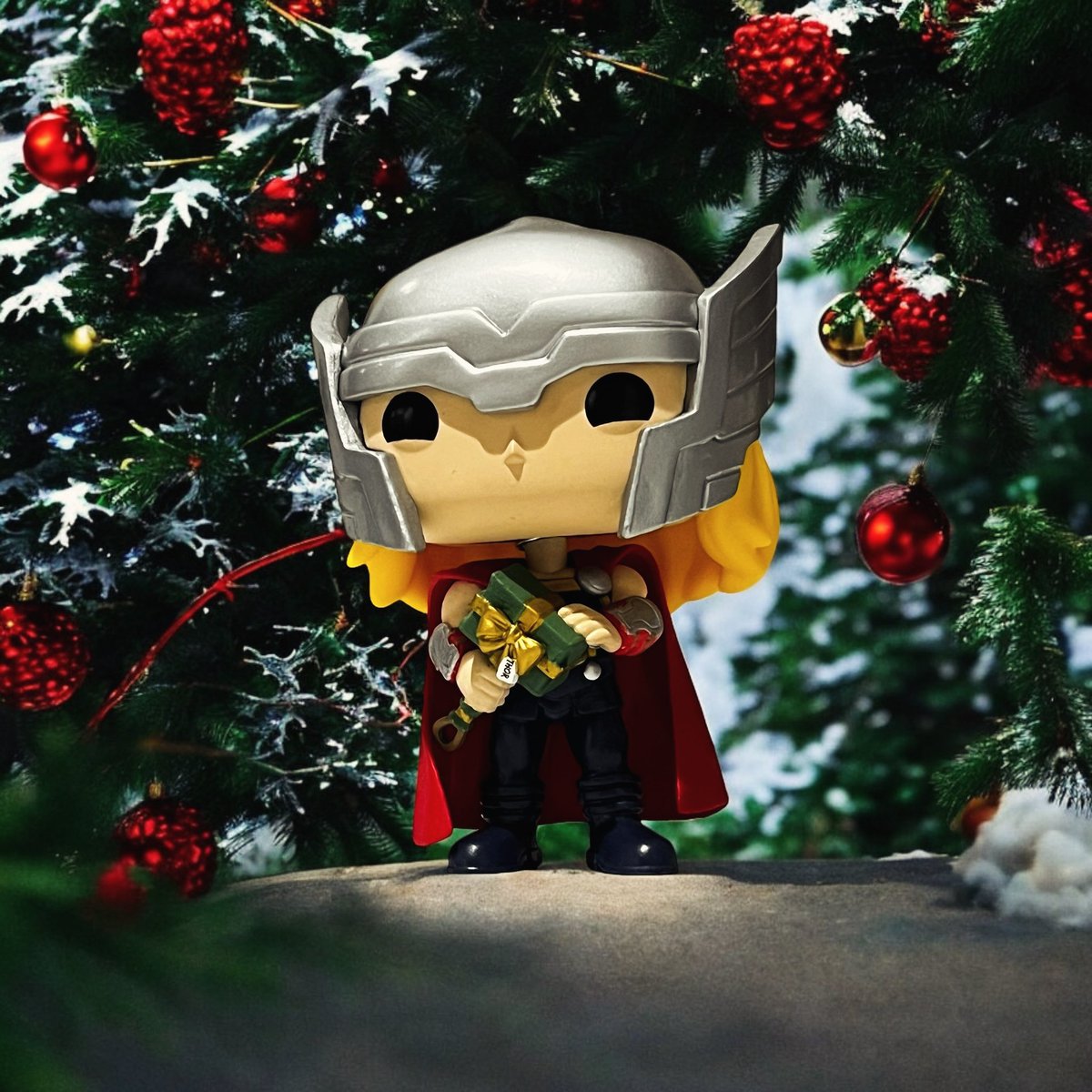 RobbyRed5130sox's tweet image. Does anybody think Thor isn’t worthy enough for his gift this year? Santa wasn’t able to deliver it personally this time and made Thor come out to the North Pole to pick it up. Santa was not worthy…

#Thor #Gift #GodofThunder #Funko #OriginalFunko