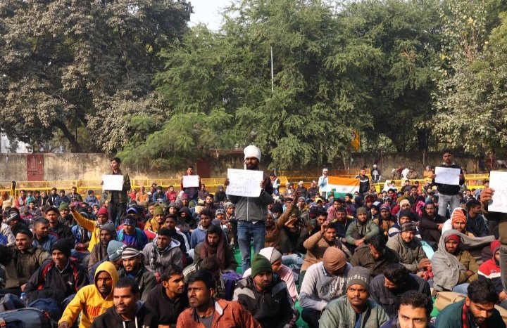 VimalKumarRaj11's tweet photo. #JusticeForJawan
#JusticeForDefenceStudents
@NitishKumar  जी जब आपकी सरकार केंद में नहीं थी तब आपने 1.5 लाख सेना में चयनित बच्चों को न्याय दिलाने की बात करी थी, अब आपकी सरकार केंद में आई तो भूल गए ऊन बच्चों को? आपसे 1.5 लाख परिवारों को उम्मीद थी। @PMOIndia @rajnathsingh @ncbn https://t.co/2xYYFiOlb3