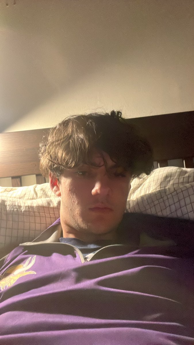 Need someone to dm me rn and tell me how much they want to fart and shit on my face 👅💨💩