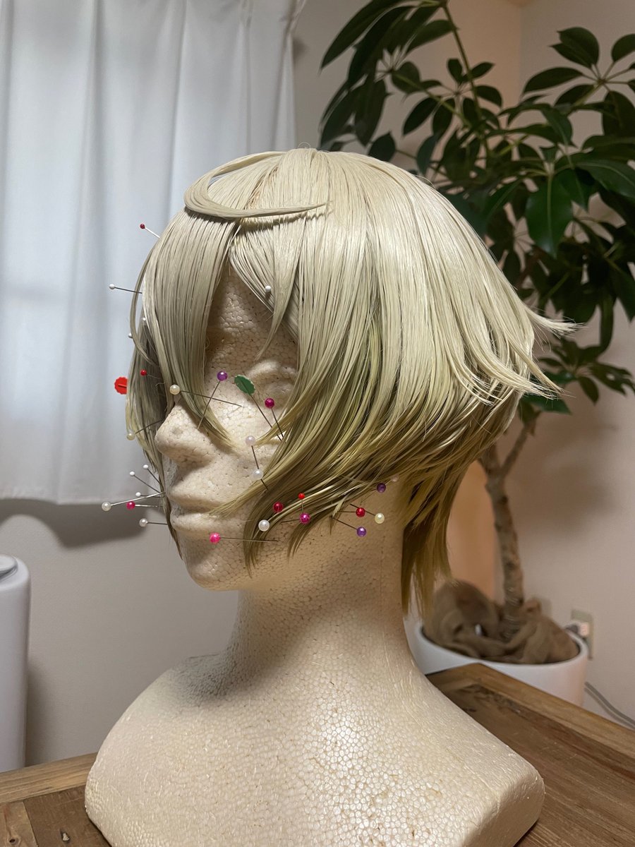 ボンド水（ボンド1:水50くらいの割合で霧吹きに入れて振って混ぜたもの）
をウィッグ全体にかけてからまち針で理想の形にして一晩放置するだけでいい感じに固まるので簡単だしオススメ‼️

ボンド水の作り方リプに貼っておきます↓