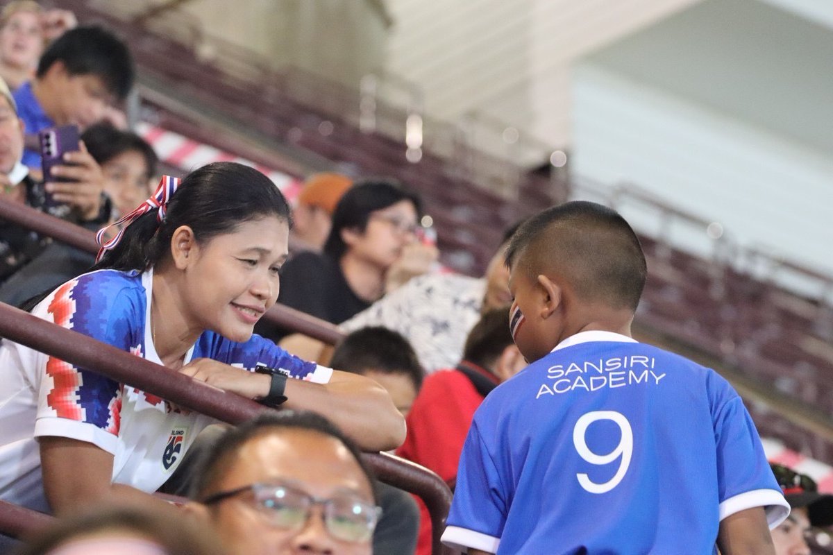 SansiriPLC's tweet photo. เด็กๆ ได้แรงบันดาลใจจากพี่ๆ นักฟุตบอล ส่วนนักฟุตบอลทีมชาติไทยได้แรงเชียร์จากเด็ก ขอบคุณสมาคมฟุตบอลแห่งประเทศไทยฯ ที่เปิดโอกาสให้เด็กจาก #SansiriAcademy ได้เข้าชมฟุตบอลชิงแชมป์อาเซียน 2024 ระหว่างไทยกับมาเลเซีย 🙏🏻🇹🇭 https://t.co/5jYjsJbwMa