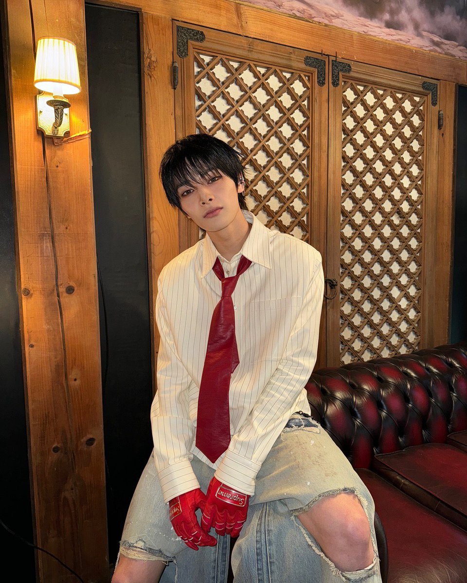 spearhyunnie's tweet photo. jeongin instagram update: "W.O.W" https://t.co/Ud90WBZqEL