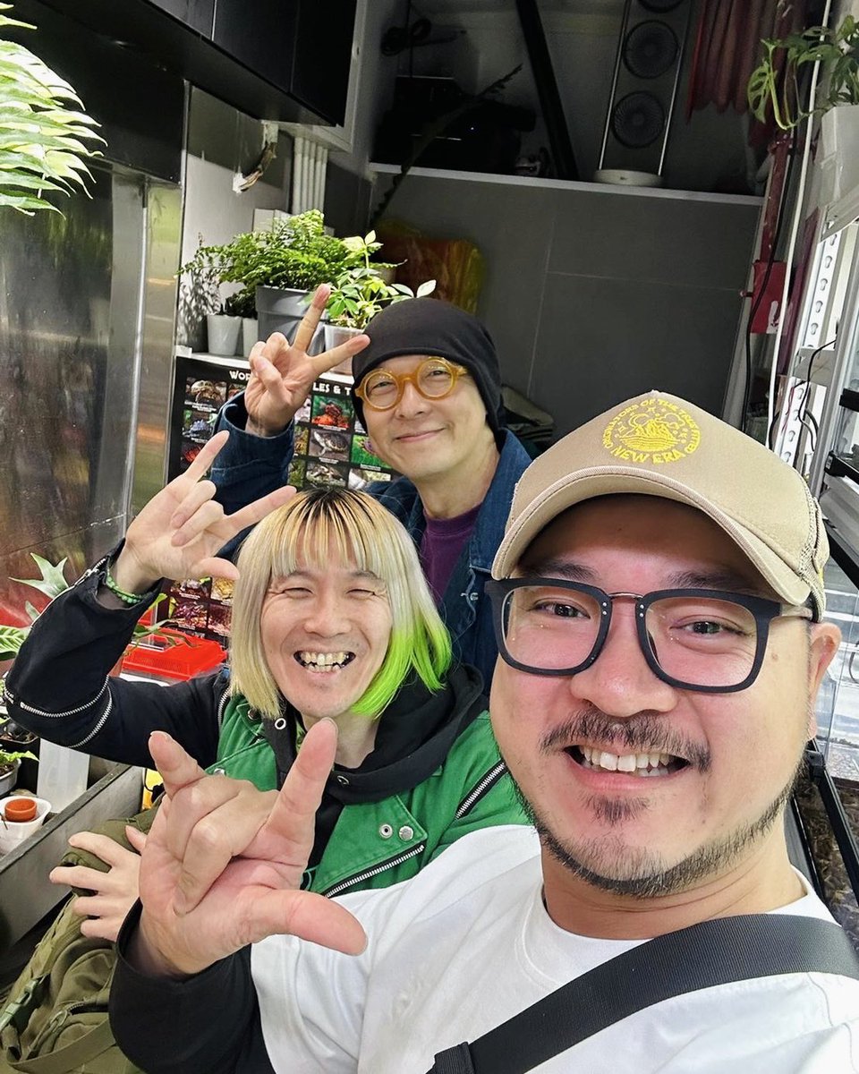 harikenjp's tweet photo. 🕊️Memory of Hong Kong🕊️
そして翌日、香港デザイナートイの大先輩のスタジオにまたお邪魔してきました🙏帰りはチームHARIKENの亀屋さんにも送って頂き、お茶(僕は🍫)と少しばかり玩具ビル散策も🚶🚶♂️Arigato Eric So bro @sofuneric always🤟😸🍀
#HongKong #香港
#EricSo
#IvanaWong
#HARIKEN
#哈利剣