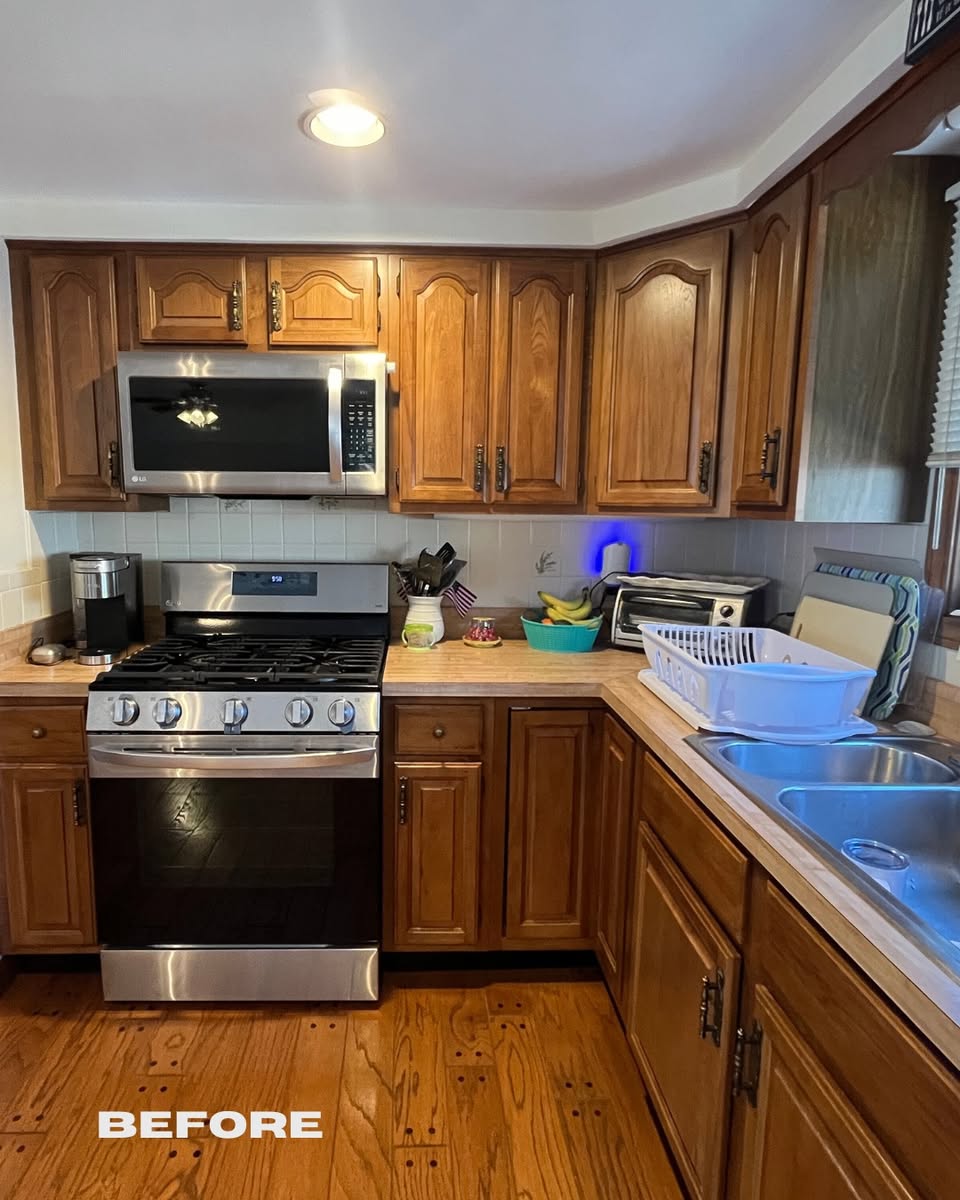 PhilbrookCC's tweet image. #BeforeAndAfter – Our renovation of this kitchen completely transformed the entire main living area of a South Yarmouth home.
#BuiltByPhilbrook #CapeCodBuilder #KitchenDesign