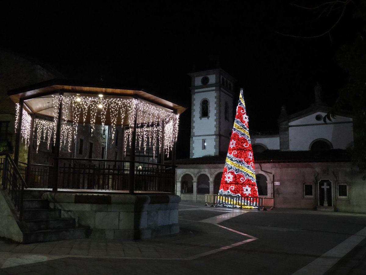 arandanera's tweet photo. Ya casi no ando por aquí, pero este hilo tengo que seguirlo. Es el séptimo año que fotografío la plaza este día. Hoy, por trabajo, salgo pronto hacia el sur de Cantabria, y esta es la estampa a estas horas. https://t.co/aU2BKtUIRx
