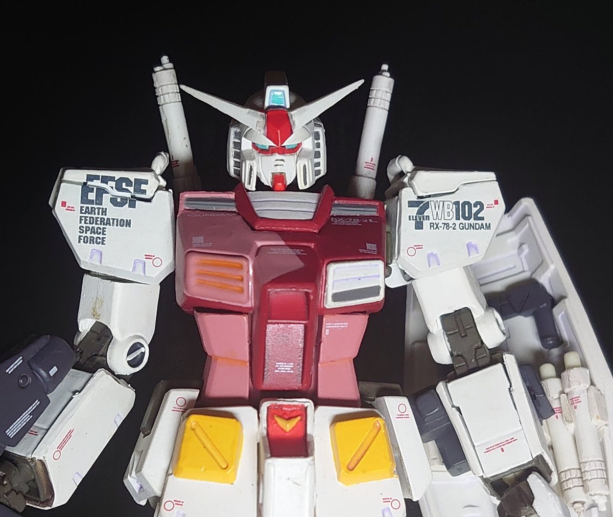 lamasan00's tweet photo. 倉庫を整理してたら出てきました。
セブン-イレブン旧制服カラーガンダム
名札のところがカッコイイ(*´ー｀*)
でも、ポロポロ取れる…
久しぶりにガンプラ作ろうと思った…

#ガンダム
#セブン-イレブン https://t.co/njrXy7bSik
