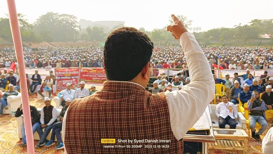 हम ओपीएस दीवाने हैं
हम ओपीएस मस्ताने हैं
तुम एनपीएस पर बात करो
तुम यूपीएस दे घात करो
पर हम कहां इस पर माने हैं
हम ओपीएस दीवाने हैं।
युग प्रवर्तक बन्धु हमारे हैं 
बनें बुढ़ापे के सहारे हैं
मांग करें सब सरकारों से
रार करें ओपीएस गद्दारों से
खड़े रहें संग मुट्ठी ताने हैं ।।