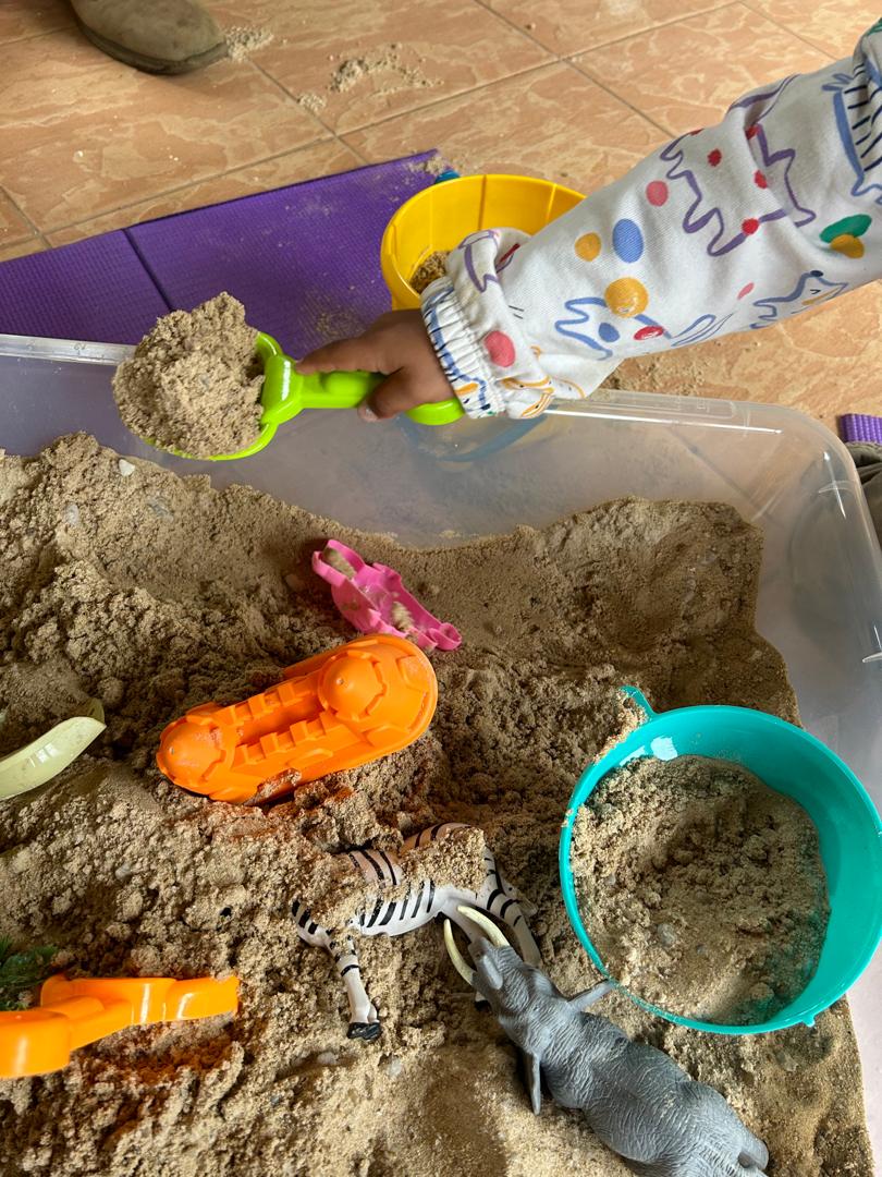 ug_hummingbird's tweet photo. Little hands at work 😊😍 https://t.co/HUn0KjUhLO