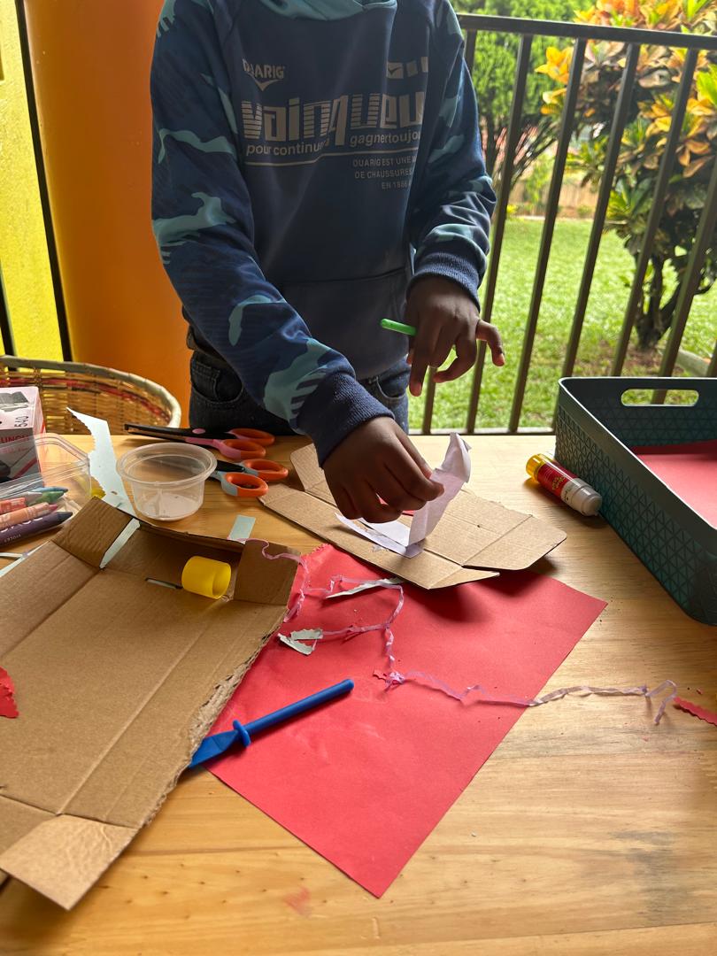 ug_hummingbird's tweet photo. Little hands at work 😊😍 https://t.co/HUn0KjUhLO