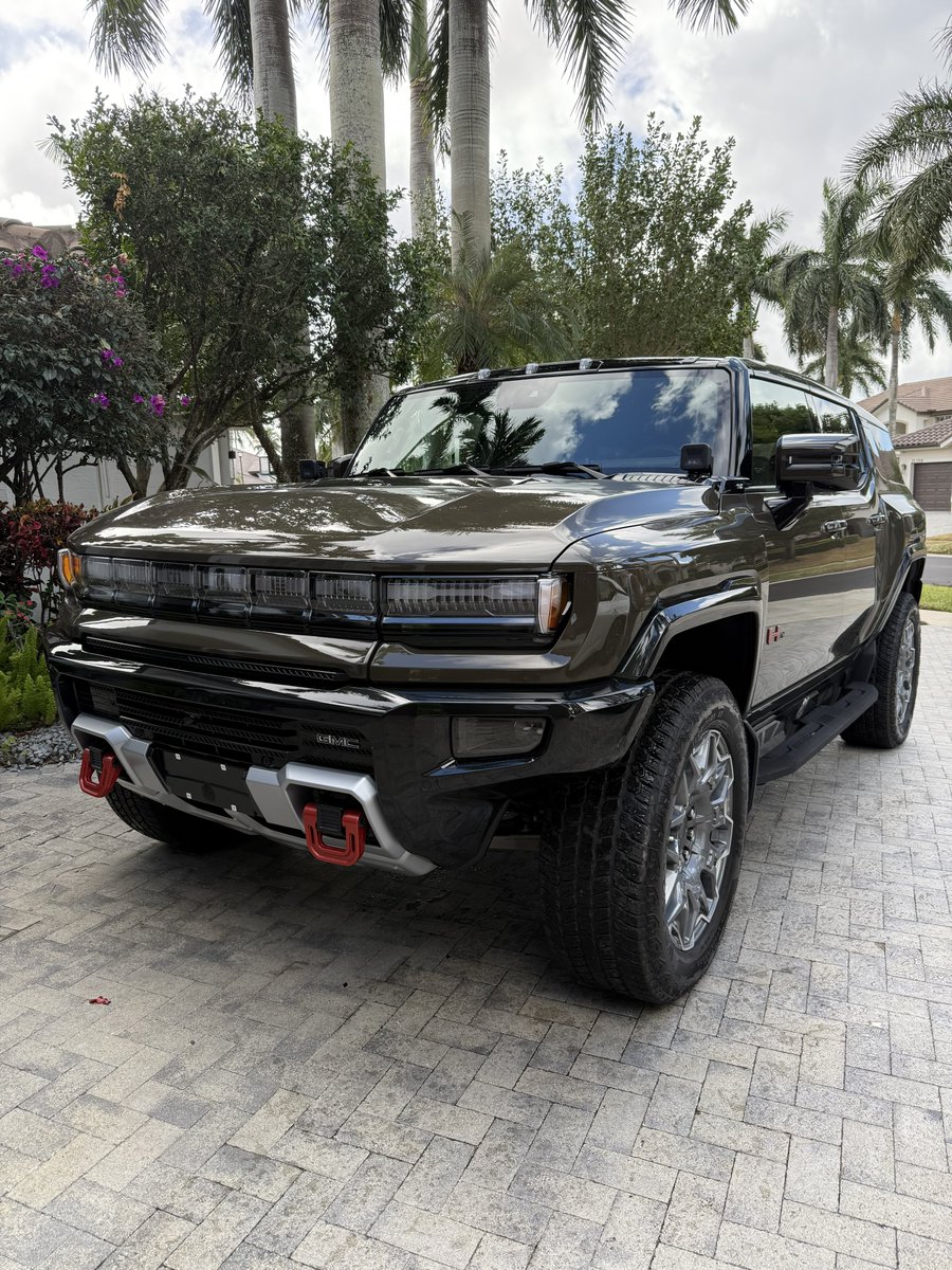 milesabovetech's tweet photo. The Hummer EV SUV has to be the most badass suv I’ve ever driven. I mean just look at it!!! @GMC #GMCHummerEv https://t.co/ig07kN07h0