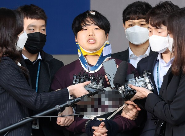 wnewskr's tweet photo. '박사방' 조주빈 미성년자 성폭행으로 징역 5년 추가… 총 47년 4개월
https://t.co/drgBJpVQ0b
미성년자 성착취물을 유포한 텔레그램 '박사방'의 운영자 조주빈이 또 다른 미성년자 대상 성범죄로 기소돼 1심에서 징역 5년형을 구형받았다. https://t.co/aAVtZImRfe