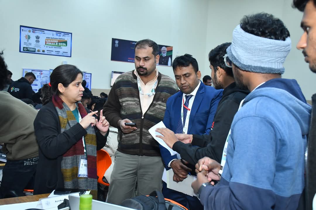 islrtc's tweet image. Proud moment for ISLRTC! 🎉 Eight faculty members mentored &amp;amp; judged at the #SmartIndiaHackathon 2024 Grand Finale! Our team guided 168 students from 12 states to create tech solutions for challenges in #IndianSignLanguage, empowering the Deaf community. 🚀  #ISLRTC #DEPwD #MSJE