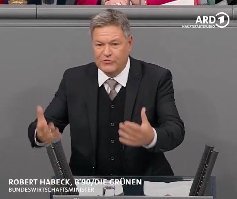 WolBerg78's tweet photo. Irgendwie kann ich diesem Bild nichts abgewinnen. Der sonst so legere und etwas schusselig wirkende @roberthabeck macht zur #Vertrauensfrage einen auf #staatsmännisch.
Wer nimmt ihm diese #neuerolle ab?
Es ist doch alles nur noch ein riesiges #Schauspiel
#TeamHabeck #hatfertig https://t.co/n6ieyVkatM