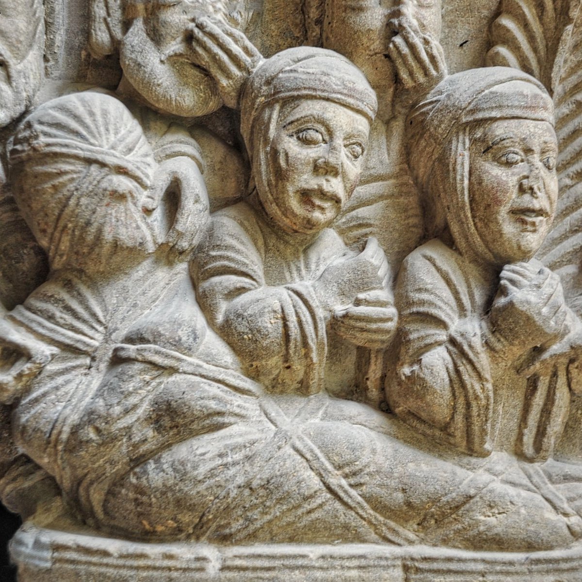 RomanicoEspana's tweet photo. Hoy 17 de diciembre se celebra a San Lázaro de Betania, amigo de Jesús y protagonista de uno de sus milagros más conocidos y representados en la historia del arte cristiano. Aquí este capitel del claustro románico de Tudela con el momento de su resurrección
#FelizMartes https://t.co/13ccFcVkof