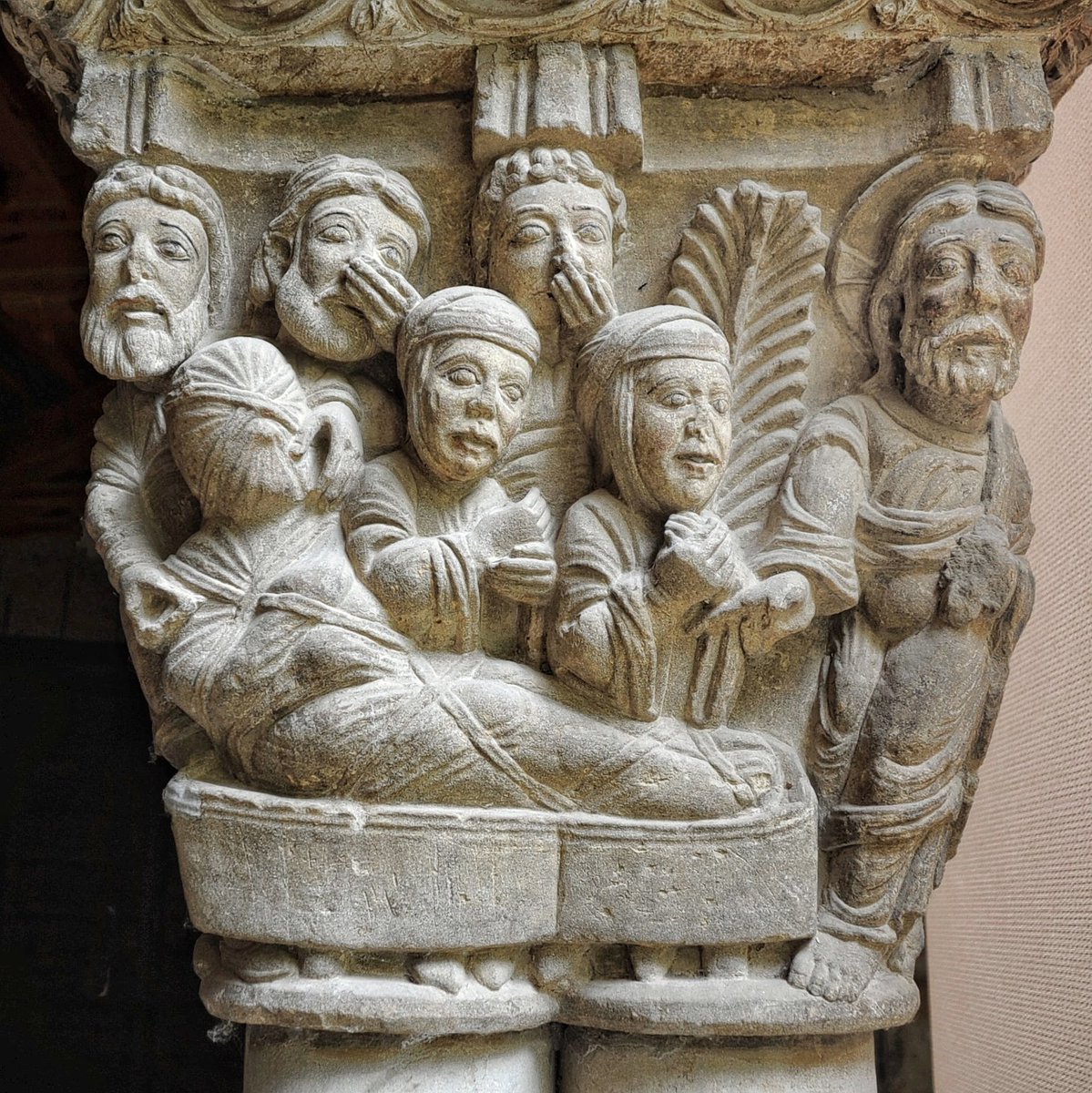 RomanicoEspana's tweet photo. Hoy 17 de diciembre se celebra a San Lázaro de Betania, amigo de Jesús y protagonista de uno de sus milagros más conocidos y representados en la historia del arte cristiano. Aquí este capitel del claustro románico de Tudela con el momento de su resurrección
#FelizMartes https://t.co/13ccFcVkof