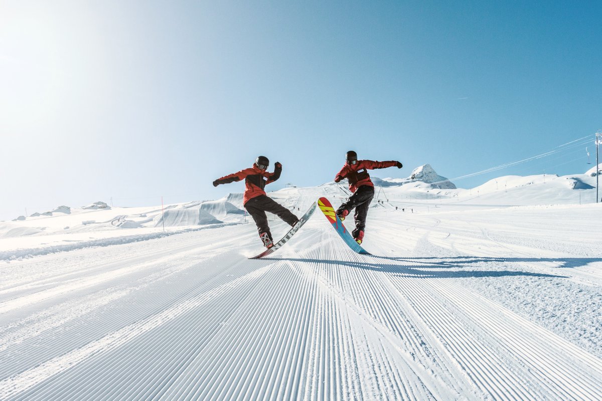 Is there already snow? And if so, how much? 🤔 Be sure to check out the webcams! 

Here you’ll find up-to-date snow reports for all destinations and activities. ➡️ myswitzerland.com/en-ch/experien…