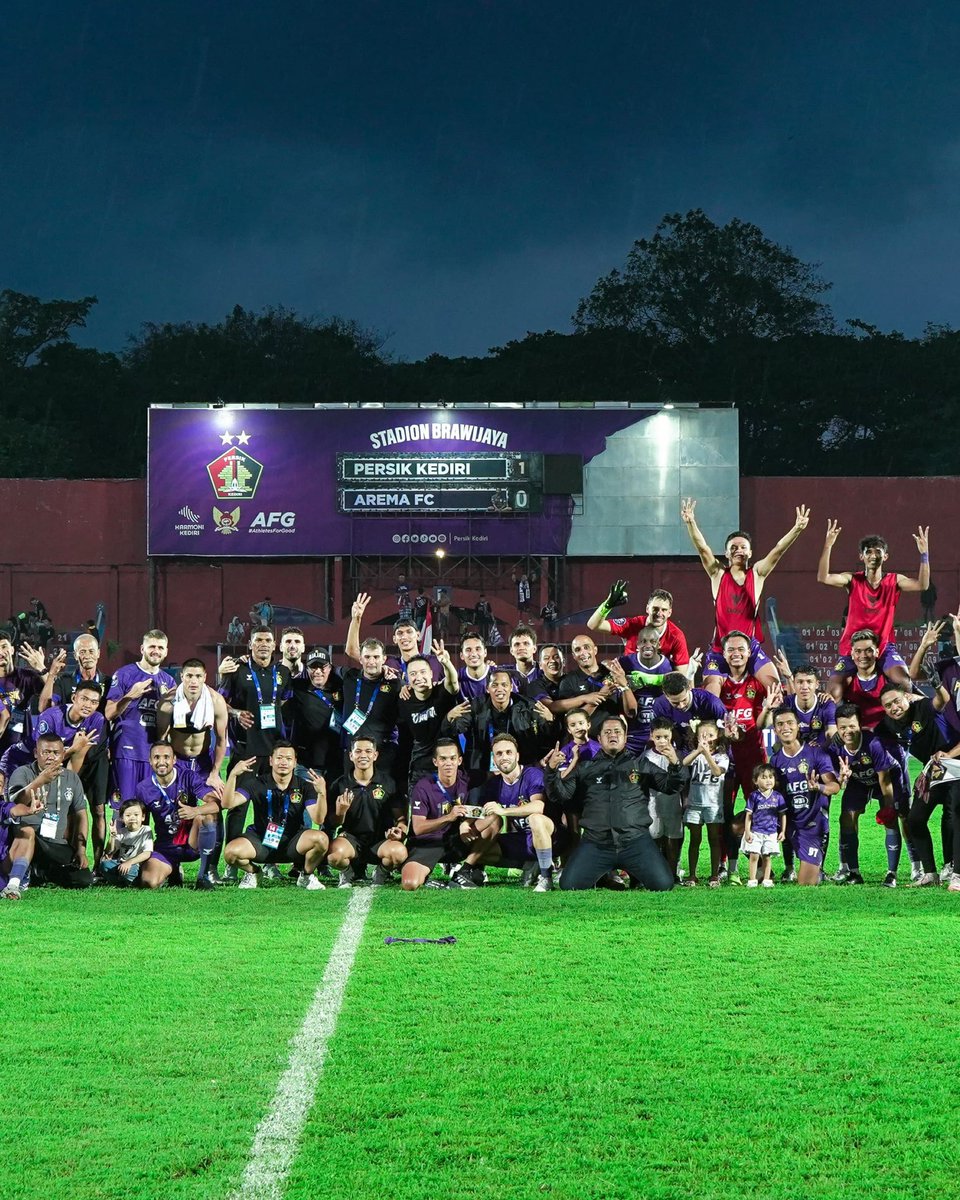 irawan_arthur's tweet photo. Puji Tuhan untuk kemenangan kemaren. Bangga dengan keluarga besar Persik Kediri. Terima kasih khusus untuk pemain ke 12 kita, kalian selalu luar biasa dan tanpa kalian kita bukan siapa-siapa. Arema selalu menjadi rival yang susah di kalahkan dan yang saya pribadi sangat respect 💜💙 #Djajati #RivalitasHanya90Menit @persikfckediri