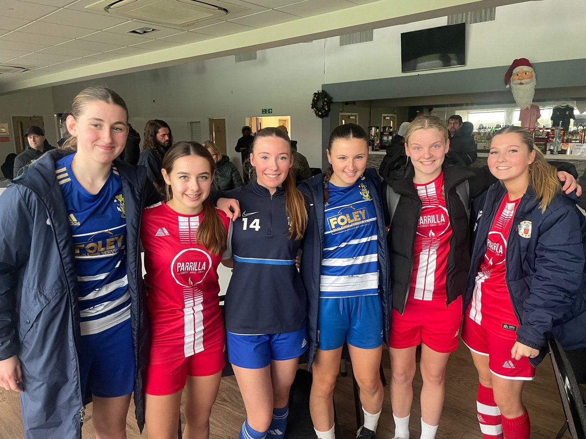 Some of the Aveley girls with our girls after the game Sunday. They battle on the pitch but they’re friends off of it 👏🏻 

🔥Sponsors🔥
parrillastreetgrillco 
mjsgroomroom 
nxtgenenterprises 
kabater 
essex_local_landscapes 
fairviewstorage
phoenixgreenukltd
adl_airconditioning