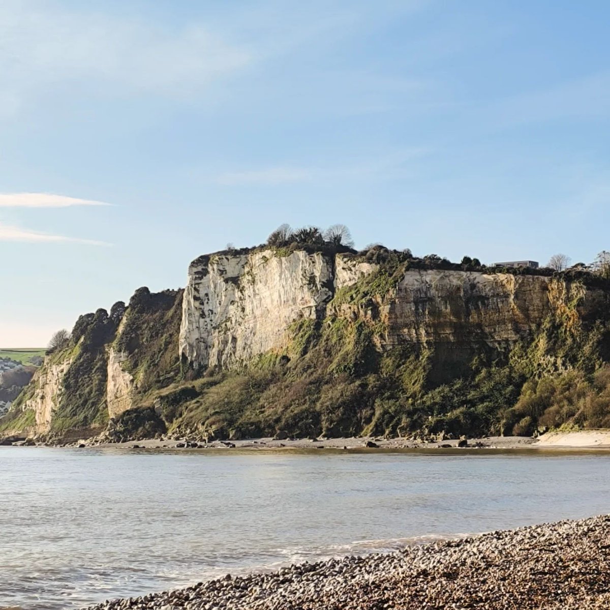 VisitDevon's tweet image. The dramatic cliffs on the Jurassic Coast creates the backdrop to many of the towns in East Devon, which is what makes it a wonderful place to visit ❄️  

Click the link below for some of the best places to visit along the Jurassic Coast 🔗 bit.ly/3K0MXvh