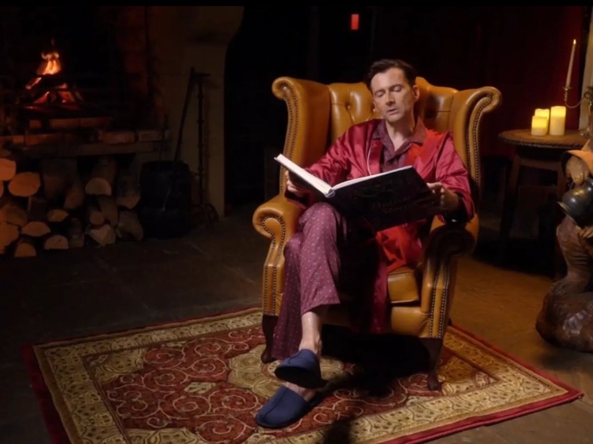 xih_4lx's tweet photo. me reading fanfics before bedtime https://t.co/dwdeyMJQi4