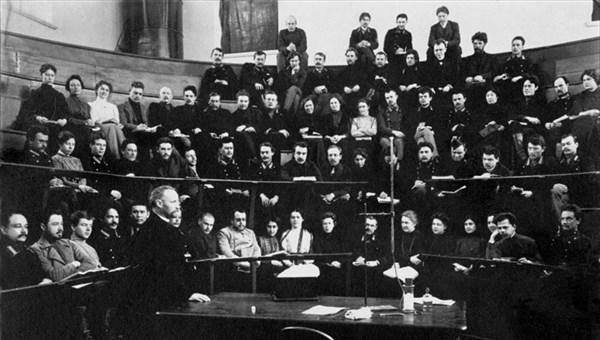 В дореволюционных гимназиях учителя называли ответы нерадивых учеников греческим словом "μωρός"(морос) - глупость. Гимназисты переделали его в жаргонное словечко "сморозить".