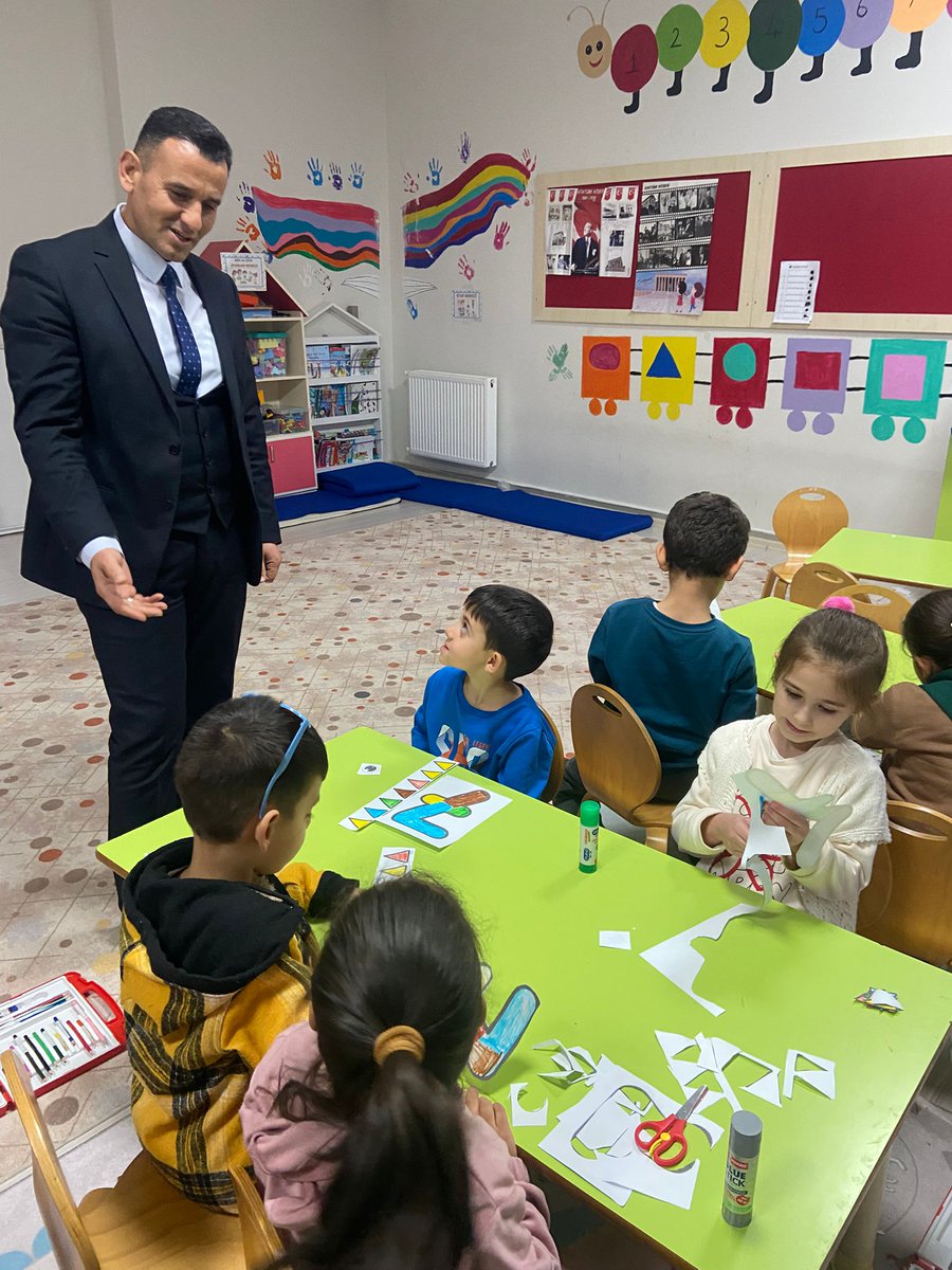 Yesildere27's tweet photo. İlçe milli eğitim müdürümüzün okul ziyaretinden kareler 
@MustafaBozgyk27 
@Oguzeli_mem 
@Gaziantep_MEM https://t.co/ME187IivJq