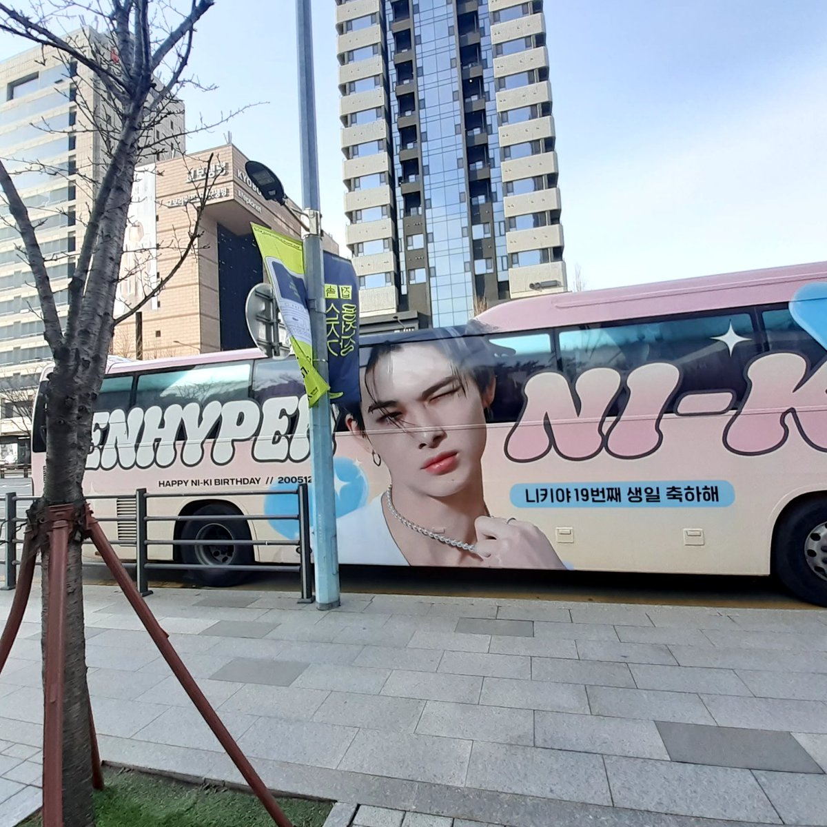 planet1go's tweet photo. 先週のHYBEパトロール👮‍♀️
うちの子には会えなかったけど😥
今年もnikiバスに遭遇🚌
HYBE横のスペースにソンフンの部屋が出来てて可愛いかったです😍
エンジンさんに共有です🙋 https://t.co/EhwhxF2S0D