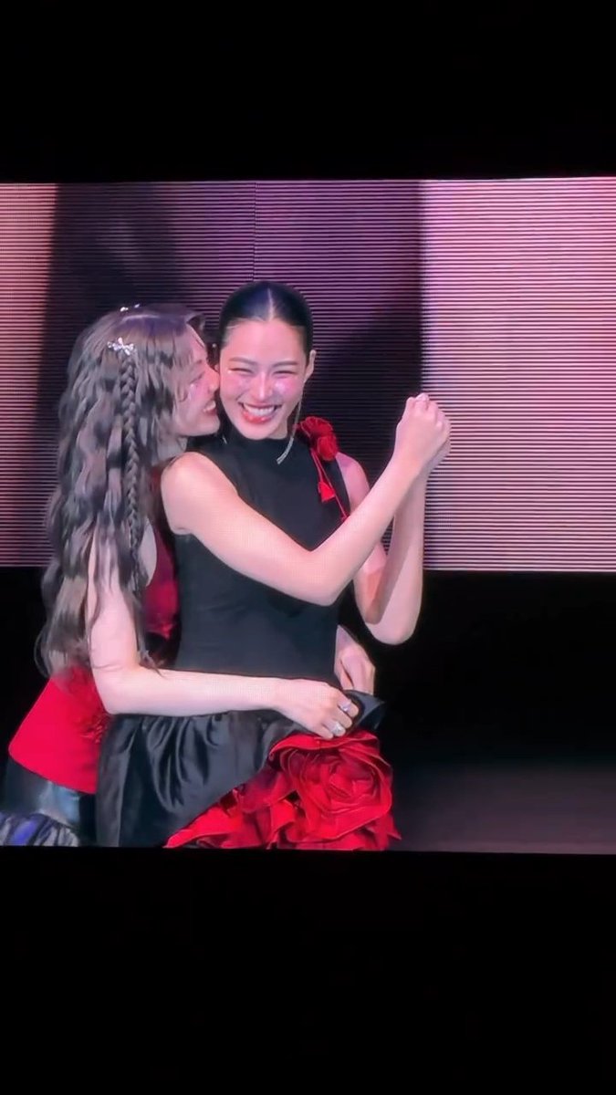 LingOrmNewsTH's tweet photo. ว้ายยยยย น้องใช้จมูกจุ๊บ ส่วนพี่หลิงทำให้น้องดูหรอคะ ว่าจุ๊บให้โดนจริงๆ เป็นยังไง 🫣

พี่หลิงเค้าลื่นปะคะ

IG bookypimploy

LINGORM OUR SECRET LOVE D2
#LingOrmMacauFanMeetD2 https://t.co/TioQf5vuo4