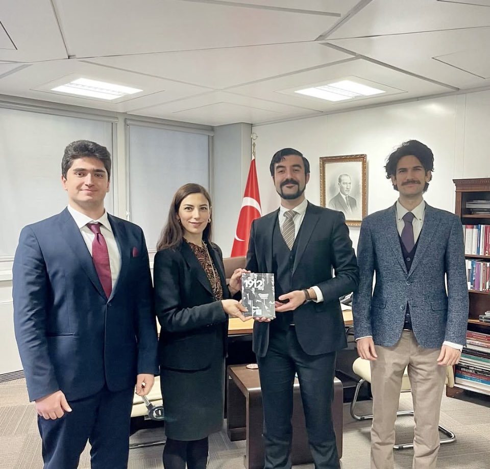 TC_CenevreBK's tweet photo. Başkonsolosluğumuzda düzenlenen "Teknoloji Buluşmaları" öncesinde Başkonsolosumuzu ziyaret eden @Turquia1912 Yönetim Kurulu üyeleri "1912 Dergi" başlıklı yayını takdim etmişlerdir. 

Öğrencilerimize teşekkür ediyor, kendilerini kutluyor ve başarılarının devamını diliyoruz. https://t.co/cTCI9lYfJs