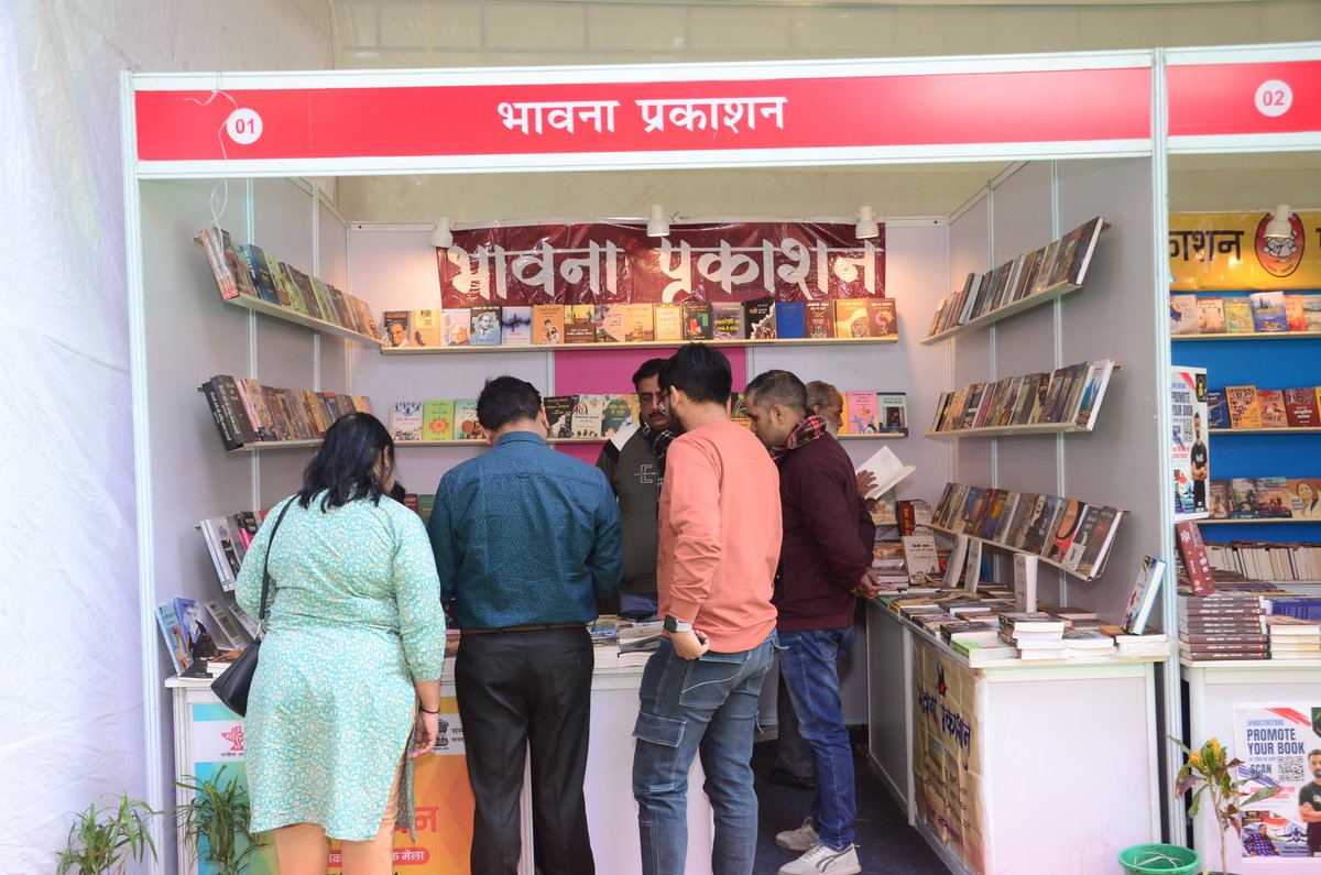 sahityaakademi's tweet photo. #साहित्यअकादेमी पुस्तक मेला ‘पुस्तकायन’ में अकादेमी के स्टाल पर पाठकों का जमावड़ा व प्रकाशन खरीदते विभिन्न आयुवर्ग के पाठकगण।
@rashtrapatibhvn @PMOIndia @gssjodhpur @Rao_InderjitS @MinOfCultureGoI @secycultureGOI @ksraosahitya
#booksforall #libraryforbooks https://t.co/bsBRNl6JIC