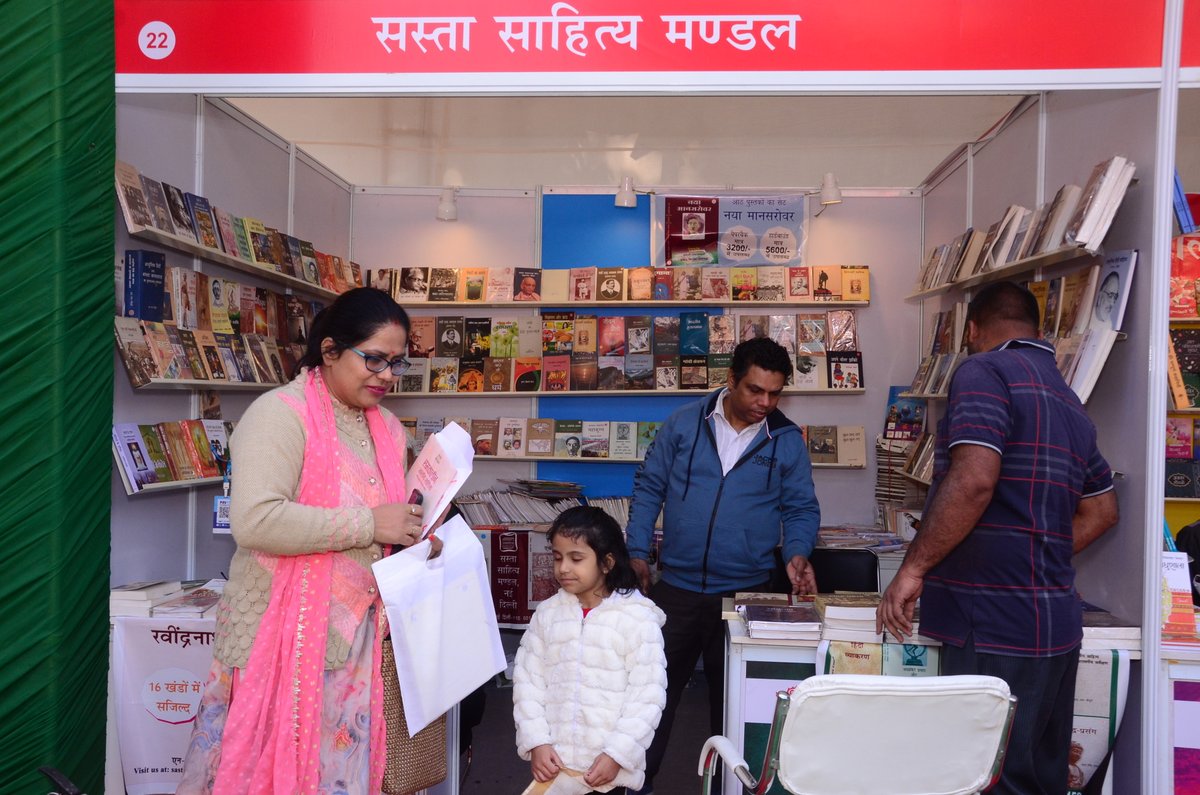 sahityaakademi's tweet photo. #साहित्यअकादेमी पुस्तक मेला ‘पुस्तकायन’ में अकादेमी के स्टाल पर पाठकों का जमावड़ा व प्रकाशन खरीदते विभिन्न आयुवर्ग के पाठकगण।
@rashtrapatibhvn @PMOIndia @gssjodhpur @Rao_InderjitS @MinOfCultureGoI @secycultureGOI @ksraosahitya
#booksforall #libraryforbooks https://t.co/bsBRNl6JIC