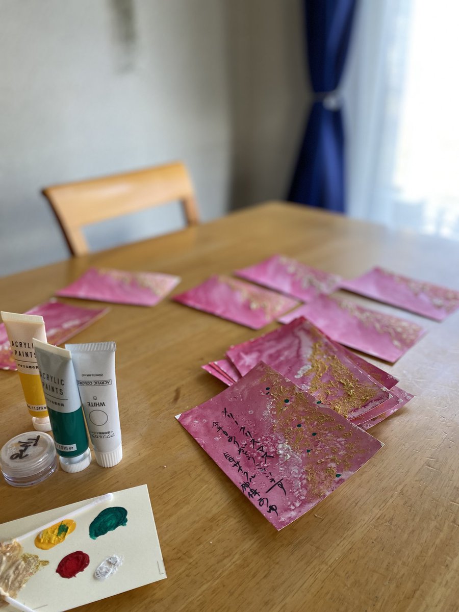 お客様へのクリスマスカード作成中。1枚1枚手書き。
デザイン簡単にしようと思ったんだけど、意外に時間がかかるデザインになっている。
でも、こういう時間が好きなんだよねぇ。
私自身の癒しになるのよね。
