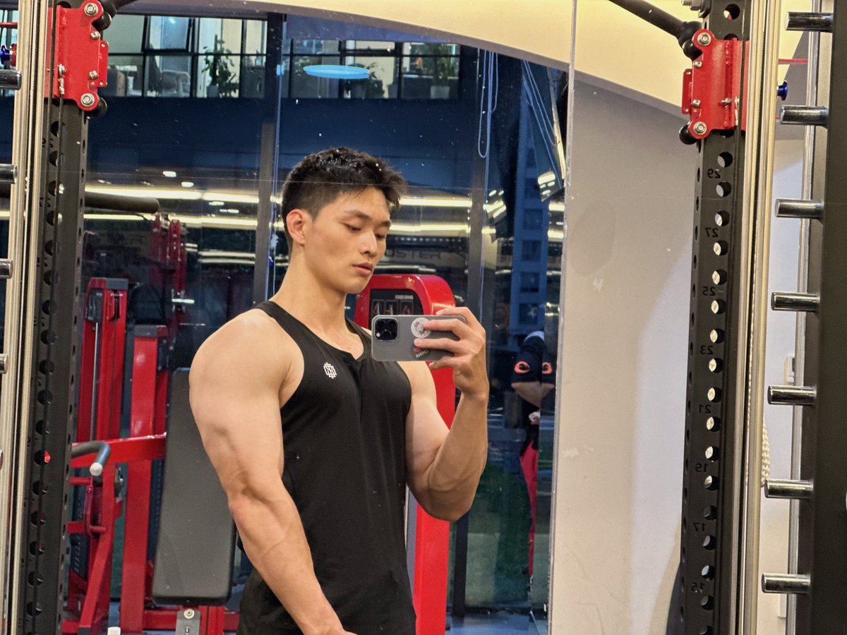 深圳有点无聊，只能健身 #肌肉直男  #深圳 #肌肉体育生  #肌肉教练