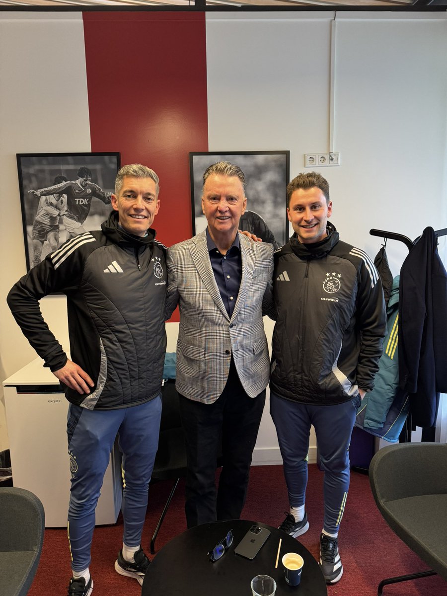 willemweijs's tweet photo. Leren van een icoon: Samen met @PaulNuijten4 (O.17) leidde ik een training bij @AFCAjax met Louis van Gaal als inspirerende toeschouwer. Historie &amp; vernieuwing komen samen! Dankbaar om hieraan bij te dragen🙏 #Ajax #Jeugdopleiding #Talentontwikkeling #Inspiratie #Ontwikkeling https://t.co/whlrfKuvSJ