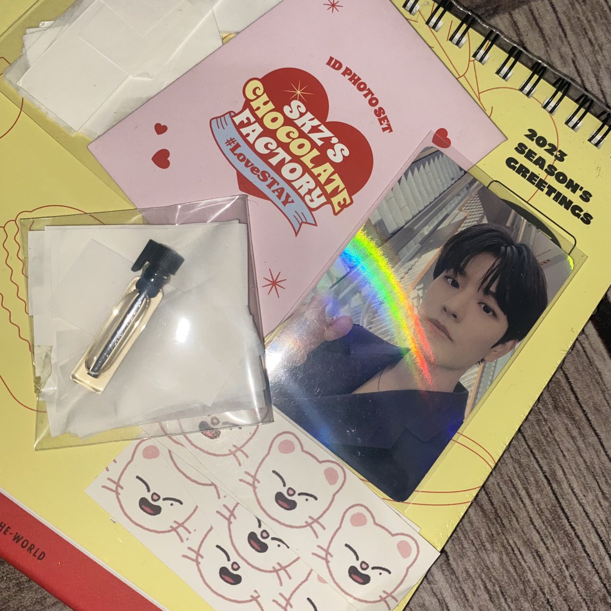 ririhaulz's tweet photo. ☆ ⋆｡ .. #rireceive ! 💭

hai, ate ky! da ‘23 SG calendar n YSL arrived, n i was so excited to open it. i literally screamed when i saw seungmin 🥹🫶 thank you so much for these. lots of love!

( @hwangbokkie ☆ #fromhwangbokkie ) https://t.co/Q9XxPdUBvs