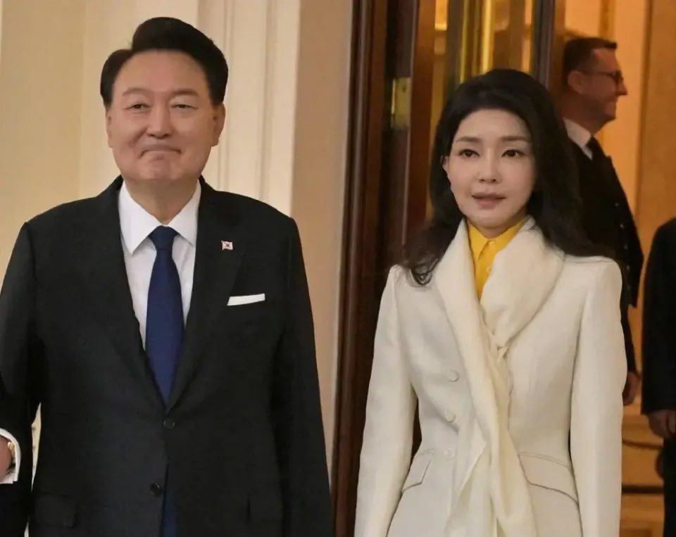 关于韩国总统尹锡悦被弹劾罢免一事，我只想说一句话：韩国人配不上这么好的总统！
也难怪鸡国愚民叫你们韩国人棒子，我看你们纯粹是棒槌！
在野党以李在明为首的骑墙派将给韩国们带来灾难性的政治格局！
한국 윤석유 대통령의 탄핵과 해임과 관련하여 저는 한 가지만 말씀드리고 싶습니다. 한국인은