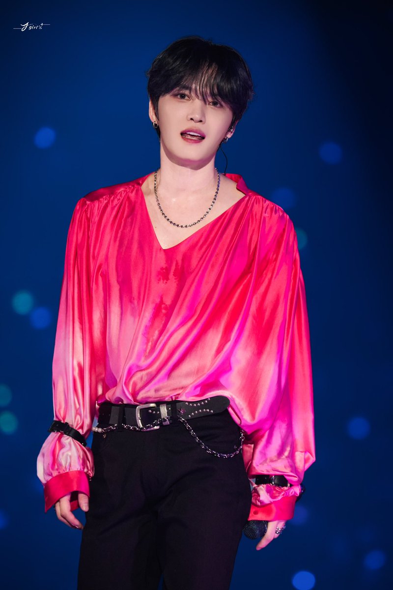 허벌 실크 블라우스 퇴치 운동본부에서 나왔습니다🕯

우리 코디는 무대 의상이라는 거에 대해서 진지하게 고민이라는 걸 해본 적이 있는지 모르겠음. 소재도 디자인도 비슷한 걸로 재탕을 일 년 내내 대체 몇  번이나 하는 거야. 이제 그만 각자의 길을 갑시다 우리🙏