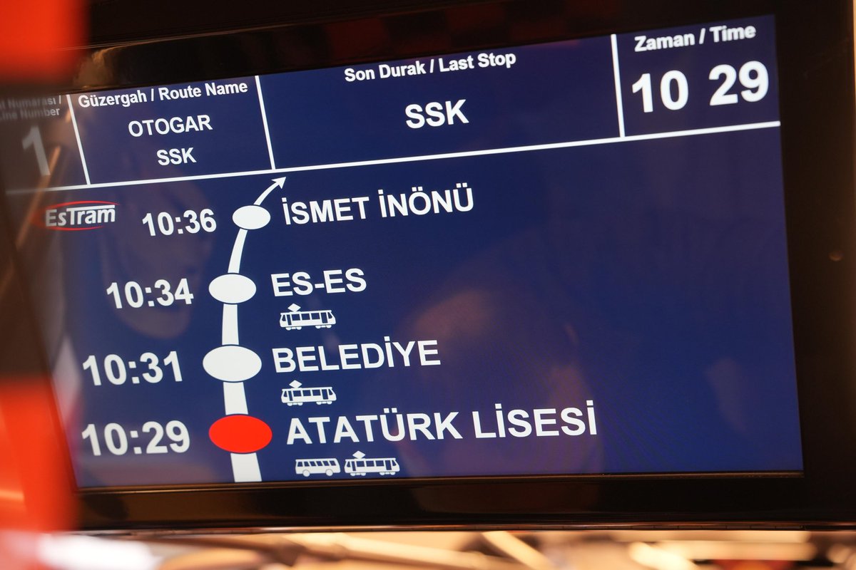 ayseunluce's tweet photo. Çarşıya ES-ES durağımız çok yakıştı! ⚫️🔴

Taraftarımızın talebi üzerine Çarşı tramvay durağımızın adını ES-ES olarak değiştirdik ve bu anlamlı günde Eskişehirsporumuz’un geleceği alt yapı sporcularımız ile durağın ilk yolcuları olduk 🥰

Bugün tramvaylarımız, otobüslerimiz, caddeler, sokaklar siyah-kırmızı! 

Tüm şehri bir kez daha Atatürk Stadyumu’na davet ediyoruz.

@Eskisehirspor 
@UlasEntok