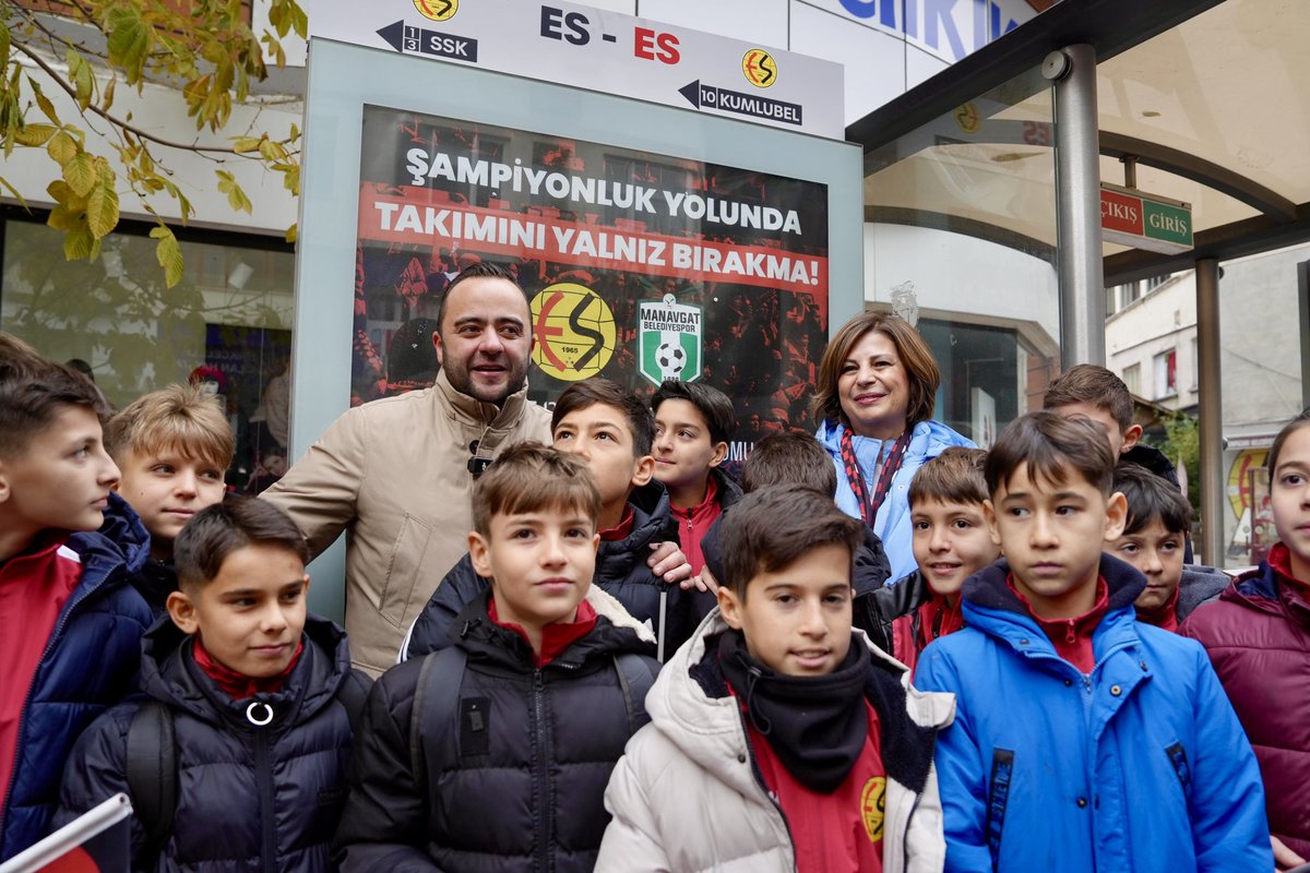 Çarşıya ES-ES durağımız çok yakıştı! ⚫️🔴

Taraftarımızın talebi üzerine Çarşı tramvay durağımızın adını ES-ES olarak değiştirdik ve bu anlamlı günde Eskişehirsporumuz’un geleceği alt yapı sporcularımız ile durağın ilk yolcuları olduk 🥰

Bugün tramvaylarımız, otobüslerimiz,